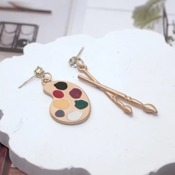 小畫家&times;不對稱吊墜耳環.avif