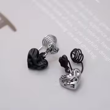 銀黑撞色愛心&times;不對稱蚊香盤U型耳夾