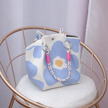 藍色小花&times;針織手提袋.avif