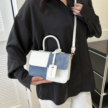 牛仔單寧皮革撞色&times;斜背包&times;白色.avif