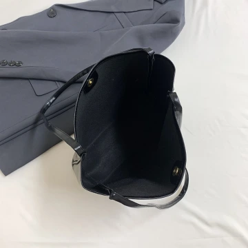 日常皮革素面&times;肩背包&times;黑色.avif