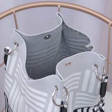 灰黑線條&times;針織手提袋.avif